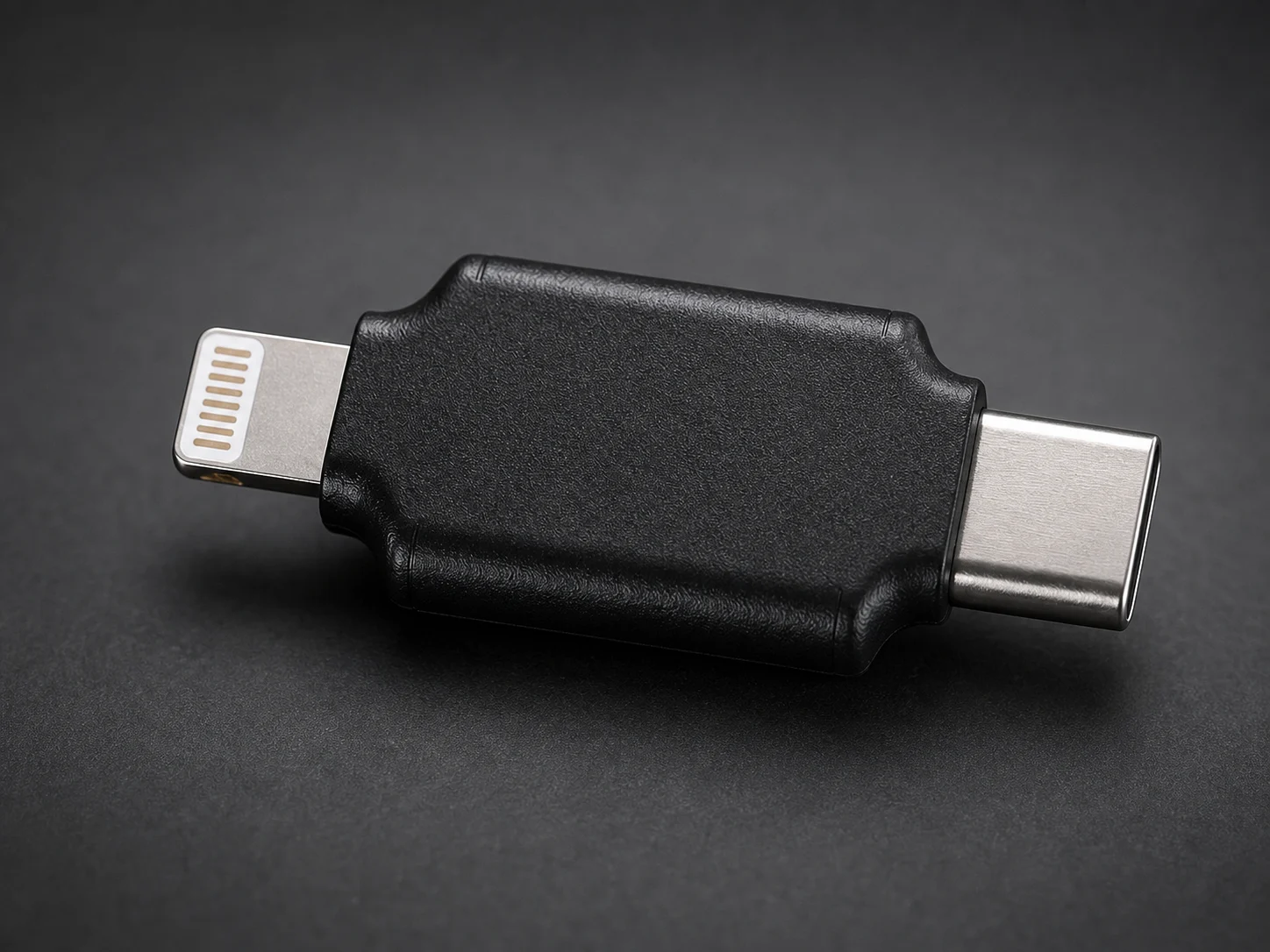 HHJ Pro Lightning 与 USB-C 接口细节展示图，根据实拍生成